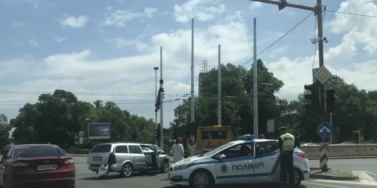 Катастрофа блокира движението около НДК